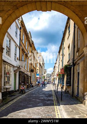 Arche menant à Queen Street dans la ville de Bath Somerset UK Banque D'Images