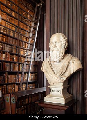 Buste en marbre du philiosopher athénien Socrates dans le magnifique intérieur lambrissé de chêne de la bibliothèque du Trinity College à Dublin en Irlande Banque D'Images
