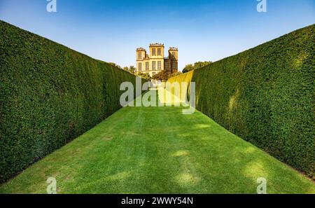 L'aspect de Hardwick Hall dans le Derbyshire UK Vue du jardin, à pied d'If Banque D'Images