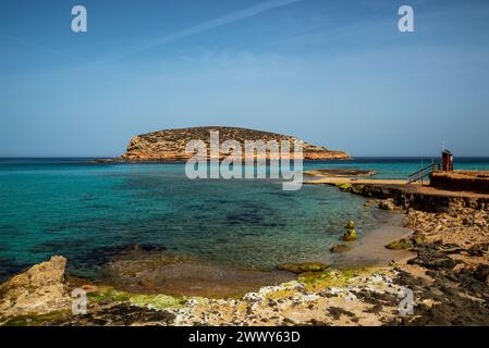Les plages de Cala Comte sont l'une des destinations les plus populaires et les plus belles de l'île, Sant Josep de sa Talaia, Ibiza, Îles Baléares, Espagne Banque D'Images