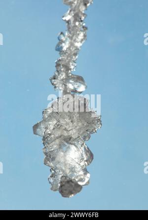 Cristaux cultivés dans une lumière vive. Pyrosulfite de potassium. Substance utilisée dans l'industrie alimentaire. Agent conservateur. Banque D'Images