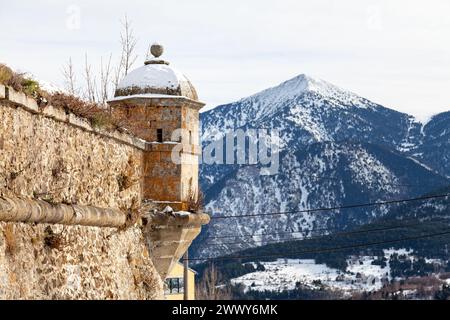 Tourelle murale en surplomb à l'un des bords des remparts fortifiés du village de Mont-Louis dans le département des Pyrénées-Orientales, in Banque D'Images