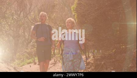 Couple de seniors caucasiens en randonnée dans la campagne, au-dessus de la lumière de lentille et bokeh de la ville. concept de retraite en plein air actif et sain générer numériquement Banque D'Images