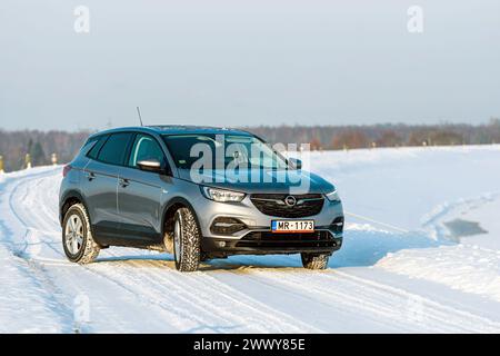 Riga, Lettonie - 16 janvier 2021 : Silver 2019 Opel Grandland SUV sur une route enneigée Banque D'Images