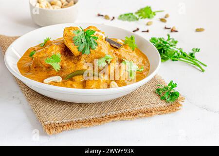 Riz de poulet méditerranéen Onepot sur fond blanc Banque D'Images