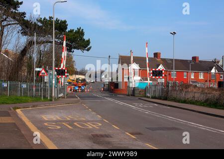 Le croisement routier au village de Rhoose où la ligne Cardiff-Bridgend traverse la voie ferrée traverse la route Hoel y Pentir avec des quais de chaque côté. Banque D'Images