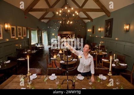 Préparation pour le déjeuner du dimanche dans la salle à manger du Talbot Inn à Mells, Somerset Royaume-Uni Banque D'Images