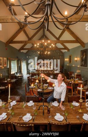 Préparation pour le déjeuner du dimanche dans la salle à manger du Talbot Inn à Mells, Somerset Royaume-Uni Banque D'Images