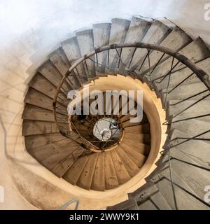 Une vue captivante d'un escalier en colimaçon descendant, mettant en valeur la beauté architecturale et le design, capturé depuis l'angle supérieur Banque D'Images