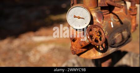 Gros plan d'un mécanisme à vis rouillé sur un vieux pressoir à vin, mettant en valeur son design vintage et son importance historique Banque D'Images
