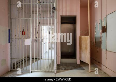 Une cabine de douche dans une prison abandonnée. Banque D'Images