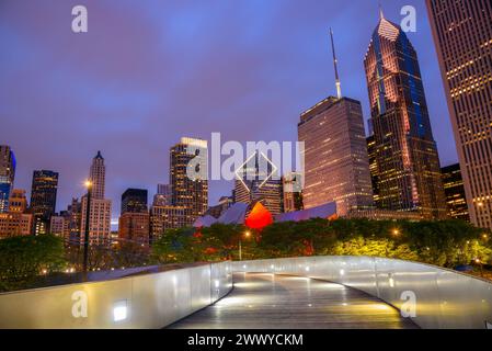 Vue panoramique de Chicago depuis une passerelle illuminée au-dessus du Millennium Park Banque D'Images