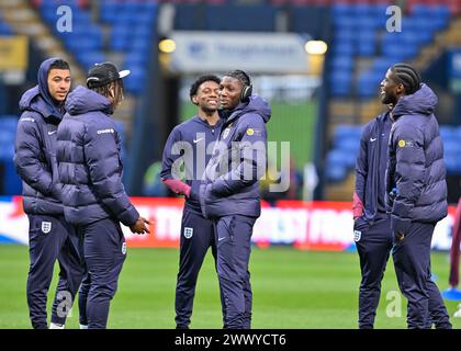 Bolton, Royaume-Uni. 26 mars 2024. L'équipe d'Angleterre inspecte le terrain avant le match, lors du match UEFA Euro U21 qualificatifs du Groupe F Angleterre U21 vs Luxembourg U21 au Toughsheet Community Stadium, Bolton, Royaume-Uni, le 26 mars 2024 (photo de Cody Froggatt/News images) à Bolton, Royaume-Uni, le 26/03/2024. (Photo de Cody Froggatt/News images/Sipa USA) crédit : Sipa USA/Alamy Live News Banque D'Images