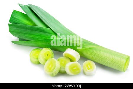 Tiges de poireau vert frais et anneaux de poireau isolés sur fond blanc. Banque D'Images