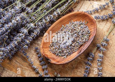 Fleurs séchées à la lavande dans le bol en bois sur la table. Vue de dessus. Banque D'Images