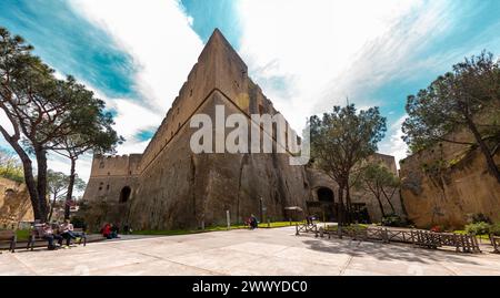 Naples, Italie - 9 avril 2022 : Castel Sant'Elmo est une forteresse médiévale située sur la colline du Vomero à côté de la Certosa di San Martino, surplombant NAPL Banque D'Images