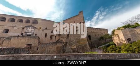 Naples, Italie - 9 avril 2022 : Castel Sant'Elmo est une forteresse médiévale située sur la colline du Vomero à côté de la Certosa di San Martino, surplombant NAPL Banque D'Images