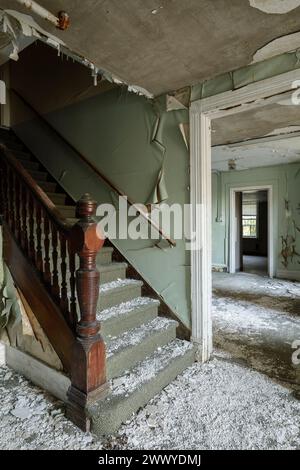 Un escalier à l'intérieur de la zone de bureau d'un palais de justice. Banque D'Images