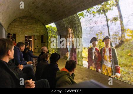 Festung Königstein Neue Erlebnisse auf der Festung Königstein : mit immersiven Inszenierungen erzählt die Museumsanlage auf dem Tafelberg in der Sächsischen Schweiz jetzt weitere Kapitel ihrer Geschichte und beschreitet damit neue Wege in der Museumsarbeit. Der Kurzfilm einer kleinen Zeitreise mit Episoden aus der Festungsgeschichte von Regisseur David Campesino, läuft auf einer Projektionsfläche von fast 13 Metern Länge. Die neue Zeitreise Pulvermagazin ist ganztags während der Öffnungszeiten der Festung Königstein zu erleben und im Festungseintritt inklusive. Königstein Sachsen Deutschland ** Banque D'Images