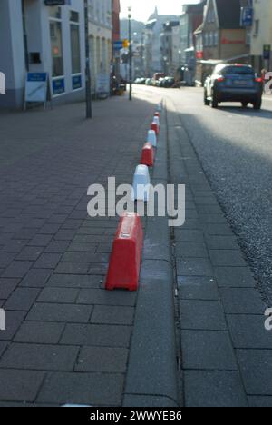 Flensburg, Schleswig-Holstein Sogenannte Frankfurter Hüte grenzen den kombinierten Fuß- und Fahrradweg von der Fahrbahn an der Angelburger Straße Verbindung Hafermarkt/Friedrich-Ebert-Straße/Süderhofenden ab. Hier : Sicht vom, Hafermarkt. Aufnahme vom 26.03.2024, Flensburg, Innenstadt *** Flensburg, Schleswig Holstein les chapeaux de Francfort délimitent le sentier pédestre et la piste cyclable combinés de la route à la connexion Angelburger Straße Hafermarkt Friedrich Ebert Straße Süderhofenden ici vue de, Hafermarkt photo prise le 26 03 2024, Flensburg, centre-ville Banque D'Images