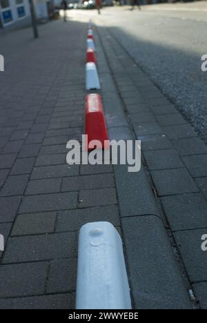 Flensburg, Schleswig-Holstein Sogenannte Frankfurter Hüte grenzen den kombinierten Fuß- und Fahrradweg von der Fahrbahn an der Angelburger Straße Verbindung Hafermarkt/Friedrich-Ebert-Straße/Süderhofenden ab. Hier : Sicht vom, Hafermarkt. Aufnahme vom 26.03.2024, Flensburg, Innenstadt *** Flensburg, Schleswig Holstein les chapeaux de Francfort délimitent le sentier pédestre et la piste cyclable combinés de la route à la connexion Angelburger Straße Hafermarkt Friedrich Ebert Straße Süderhofenden ici vue de, Hafermarkt photo prise le 26 03 2024, Flensburg, centre-ville Banque D'Images