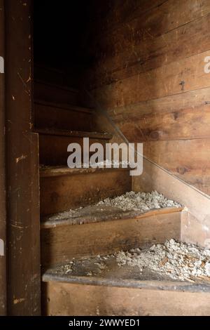 Un escalier en bois sombre. Banque D'Images