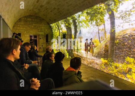 Festung Königstein Neue Erlebnisse auf der Festung Königstein : mit immersiven Inszenierungen erzählt die Museumsanlage auf dem Tafelberg in der Sächsischen Schweiz jetzt weitere Kapitel ihrer Geschichte und beschreitet damit neue Wege in der Museumsarbeit. Der Kurzfilm einer kleinen Zeitreise mit Episoden aus der Festungsgeschichte von Regisseur David Campesino, läuft auf einer Projektionsfläche von fast 13 Metern Länge. Die neue Zeitreise Pulvermagazin ist ganztags während der Öffnungszeiten der Festung Königstein zu erleben und im Festungseintritt inklusive. Königstein Sachsen Deutschland ** Banque D'Images