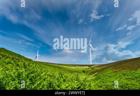 Deux éoliennes au sommet d'une colline dans les collines de Lammermuir, en Écosse, au Royaume-Uni Banque D'Images