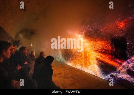 Festung Königstein Neue Erlebnisse auf der Festung Königstein : mit immersiven Inszenierungen erzählt die Museumsanlage auf dem Tafelberg in der Sächsischen Schweiz jetzt weitere Kapitel ihrer Geschichte und beschreitet damit neue Wege in der Museumsarbeit. Der Kurzfilm einer kleinen Zeitreise mit Episoden aus der Festungsgeschichte von Regisseur David Campesino, läuft auf einer Projektionsfläche von fast 13 Metern Länge. Die neue Zeitreise Pulvermagazin ist ganztags während der Öffnungszeiten der Festung Königstein zu erleben und im Festungseintritt inklusive. Königstein Sachsen Deutschland ** Banque D'Images