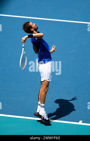 MIAMI GARDENS, FLORIDE - MARS 26 : Daniil Medvedev sert contre Dominik Koepfer d'Allemagne lors de leur match le jour 11 de l'Open de Miami au Hard Rock Stadium le 26 mars 2024 à Miami Gardens, Floride. (Photo de Mauricio Paiz) Banque D'Images