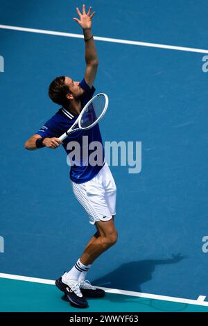 MIAMI GARDENS, FLORIDE - MARS 26 : Daniil Medvedev sert contre Dominik Koepfer d'Allemagne lors de leur match le jour 11 de l'Open de Miami au Hard Rock Stadium le 26 mars 2024 à Miami Gardens, Floride. (Photo de Mauricio Paiz) Banque D'Images