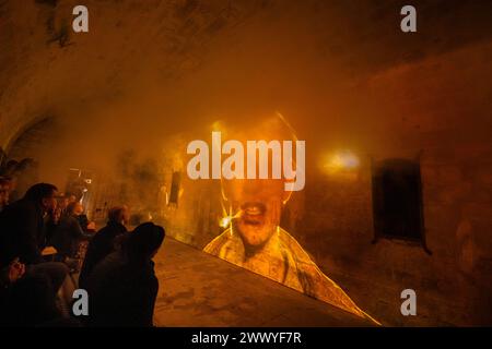 Festung Königstein Neue Erlebnisse auf der Festung Königstein : mit immersiven Inszenierungen erzählt die Museumsanlage auf dem Tafelberg in der Sächsischen Schweiz jetzt weitere Kapitel ihrer Geschichte und beschreitet damit neue Wege in der Museumsarbeit. Der Kurzfilm einer kleinen Zeitreise mit Episoden aus der Festungsgeschichte von Regisseur David Campesino, läuft auf einer Projektionsfläche von fast 13 Metern Länge. Die neue Zeitreise Pulvermagazin ist ganztags während der Öffnungszeiten der Festung Königstein zu erleben und im Festungseintritt inklusive. Königstein Sachsen Deutschland ** Banque D'Images