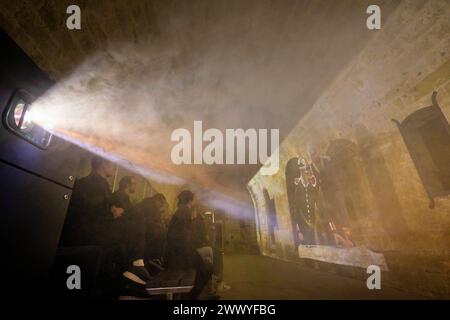 Festung Königstein Neue Erlebnisse auf der Festung Königstein : mit immersiven Inszenierungen erzählt die Museumsanlage auf dem Tafelberg in der Sächsischen Schweiz jetzt weitere Kapitel ihrer Geschichte und beschreitet damit neue Wege in der Museumsarbeit. Der Kurzfilm einer kleinen Zeitreise mit Episoden aus der Festungsgeschichte von Regisseur David Campesino, läuft auf einer Projektionsfläche von fast 13 Metern Länge. Die neue Zeitreise Pulvermagazin ist ganztags während der Öffnungszeiten der Festung Königstein zu erleben und im Festungseintritt inklusive. Königstein Sachsen Deutschland ** Banque D'Images