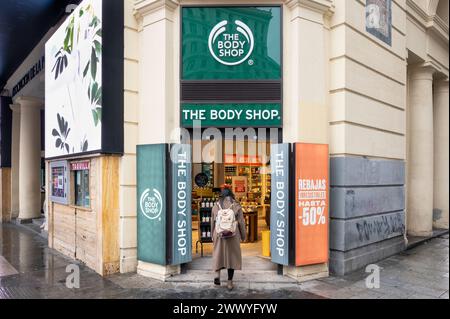 Madrid, Espagne. 14 janvier 2024. Un client entre dans la société britannique de cosmétiques, de soins de la peau et de parfums, The Body Shop. (Crédit image : © Xavi Lopez/SOPA images via ZUMA Press Wire) USAGE ÉDITORIAL SEULEMENT! Non destiné à UN USAGE commercial ! Banque D'Images