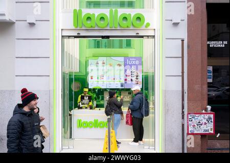 Madrid, Espagne. 14 janvier 2024. Les clients sont vus à la marque de franchise espagnole de yogourt glacé Llaollao Shop. (Crédit image : © Xavi Lopez/SOPA images via ZUMA Press Wire) USAGE ÉDITORIAL SEULEMENT! Non destiné à UN USAGE commercial ! Banque D'Images