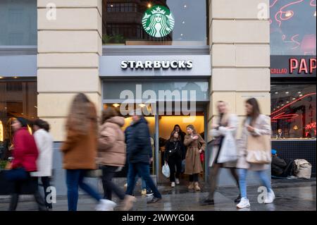 Madrid, Espagne. 14 janvier 2024. Les piétons passent devant le café Starbucks de la chaîne multinationale américaine. (Crédit image : © Xavi Lopez/SOPA images via ZUMA Press Wire) USAGE ÉDITORIAL SEULEMENT! Non destiné à UN USAGE commercial ! Banque D'Images