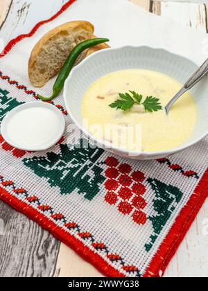 soupe de tripes roumaines avec piments forts, crème sure et pain Banque D'Images