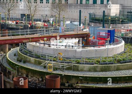 Londres, Royaume-Uni. 26 mars 2024. Les travaux de construction se poursuivent sur le Tideway, appelé Super Sewer sur la Tamise, à côté du pont Vauxhall à Londres. Des dizaines de millions de tonnes d'eaux usées non traitées sont déversées dans la Tamise chaque année. Le tunnel Thames Tideway permettra de traiter environ 55 millions de tonnes d'eaux usées brutes de débordement et devrait être achevé en 2025. Le nouveau projet Tideway de 4,2 milliards de livres sterling s'étend sur 24 miles le long des rives de la Tamise à Londres. Crédit : Maureen McLean/Alamy Banque D'Images