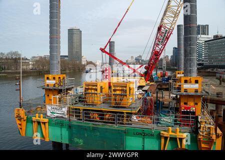 Londres, Royaume-Uni. 26 mars 2024. Les travaux de construction se poursuivent sur le Tideway, appelé Super Sewer sur la Tamise, à côté du pont Vauxhall à Londres. Des dizaines de millions de tonnes d'eaux usées non traitées sont déversées dans la Tamise chaque année. Le tunnel Thames Tideway permettra de traiter environ 55 millions de tonnes d'eaux usées brutes de débordement et devrait être achevé en 2025. Le nouveau projet Tideway de 4,2 milliards de livres sterling s'étend sur 24 miles le long des rives de la Tamise à Londres. Crédit : Maureen McLean/Alamy Banque D'Images