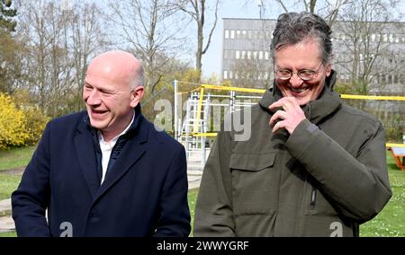 Berlin, Allemagne. 26 mars 2024. Le maire de Berlin, Kai Wegner (CDU, l) et Christian Gaebler (SPD), sénateur pour le développement urbain, la construction et le logement, lors de la visite du quartier à travers Neukölln dans le grand quartier de Gropiusstadt. Crédit : Alina Schmidt/dpa/Alamy Live News Banque D'Images