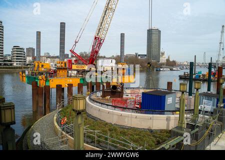Londres, Royaume-Uni. 26 mars 2024. Les travaux de construction se poursuivent sur le Tideway, appelé Super Sewer sur la Tamise, à côté du pont Vauxhall à Londres. Des dizaines de millions de tonnes d'eaux usées non traitées sont déversées dans la Tamise chaque année. Le tunnel Thames Tideway permettra de traiter environ 55 millions de tonnes d'eaux usées brutes de débordement et devrait être achevé en 2025. Le nouveau projet Tideway de 4,2 milliards de livres sterling s'étend sur 24 miles le long des rives de la Tamise à Londres. Crédit : Maureen McLean/Alamy Banque D'Images