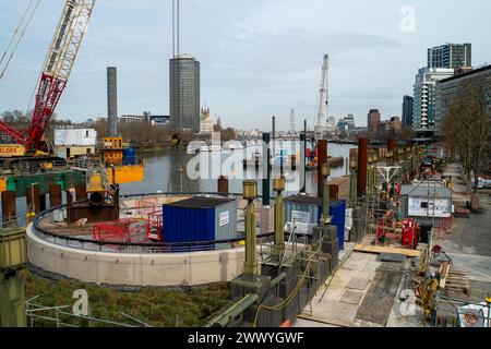 Londres, Royaume-Uni. 26 mars 2024. Les travaux de construction se poursuivent sur le Tideway, appelé Super Sewer sur la Tamise, à côté du pont Vauxhall à Londres. Des dizaines de millions de tonnes d'eaux usées non traitées sont déversées dans la Tamise chaque année. Le tunnel Thames Tideway permettra de traiter environ 55 millions de tonnes d'eaux usées brutes de débordement et devrait être achevé en 2025. Le nouveau projet Tideway de 4,2 milliards de livres sterling s'étend sur 24 miles le long des rives de la Tamise à Londres. Crédit : Maureen McLean/Alamy Banque D'Images