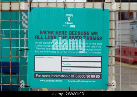 Londres, Royaume-Uni. 26 mars 2024. Les travaux de construction se poursuivent sur le Tideway, appelé Super Sewer sur la Tamise, à côté du pont Vauxhall à Londres. Des dizaines de millions de tonnes d'eaux usées non traitées sont déversées dans la Tamise chaque année. Le tunnel Thames Tideway permettra de traiter environ 55 millions de tonnes d'eaux usées brutes de débordement et devrait être achevé en 2025. Le nouveau projet Tideway de 4,2 milliards de livres sterling s'étend sur 24 miles le long des rives de la Tamise à Londres. Crédit : Maureen McLean/Alamy Banque D'Images