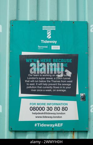 Londres, Royaume-Uni. 26 mars 2024. Les travaux de construction se poursuivent sur le Tideway, appelé Super Sewer sur la Tamise, à côté du pont Vauxhall à Londres. Des dizaines de millions de tonnes d'eaux usées non traitées sont déversées dans la Tamise chaque année. Le tunnel Thames Tideway permettra de traiter environ 55 millions de tonnes d'eaux usées brutes de débordement et devrait être achevé en 2025. Le nouveau projet Tideway de 4,2 milliards de livres sterling s'étend sur 24 miles le long des rives de la Tamise à Londres. Crédit : Maureen McLean/Alamy Banque D'Images
