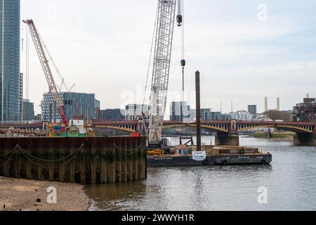 Londres, Royaume-Uni. 26 mars 2024. Les travaux de construction se poursuivent sur le Tideway, appelé Super Sewer sur la Tamise, à côté du pont Vauxhall à Londres. Des dizaines de millions de tonnes d'eaux usées non traitées sont déversées dans la Tamise chaque année. Le tunnel Thames Tideway permettra de traiter environ 55 millions de tonnes d'eaux usées brutes de débordement et devrait être achevé en 2025. Le nouveau projet Tideway de 4,2 milliards de livres sterling s'étend sur 24 miles le long des rives de la Tamise à Londres. Crédit : Maureen McLean/Alamy Banque D'Images