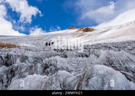 Paysages andins, neige, glace et glacier dans le volcan Cayambe, situé sur l'Équateur Banque D'Images