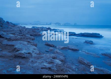 Longue exposition sur la plage d'Agua Amar à Alicante par temps orageux. Espagne Banque D'Images