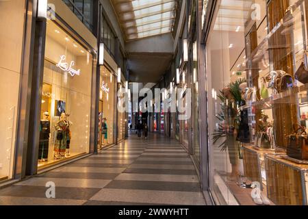 Milan, Italie - 30 mars 2022 : Galleria San Carlo est un complexe commercial avec de célèbres magasins de luxe à Milan, en Italie. Banque D'Images