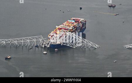 Baltimore, États-Unis. 26 mars 2024. Le personnel de secours recherche des survivants après qu'un porte-conteneurs endommagé s'est écrasé et a détruit le pont Francis Scott Key sur la rivière Patapsco à l'entrée du port de Baltimore à Baltimore, Maryland, mardi 26 mars 2024. Plusieurs travailleurs étaient au sommet du pont et réparaient la chaussée asphaltée lorsque la structure s'est effondrée. Photo de David Tulis/UPI crédit : UPI/Alamy Live News Banque D'Images