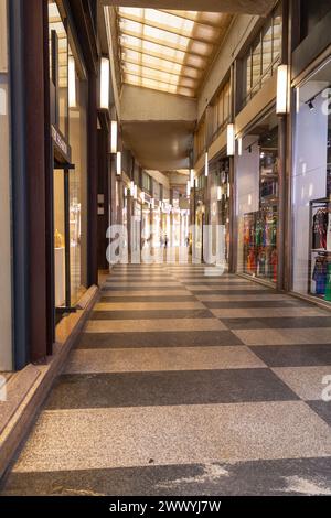 Milan, Italie - 30 mars 2022 : Galleria San Carlo est un complexe commercial avec de célèbres magasins de luxe à Milan, en Italie. Banque D'Images